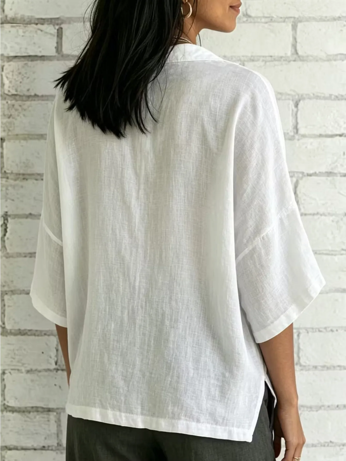 A 100% cotton women's top, breathable cotton fabric, double cotton pocket design on the front, simple and versatile.