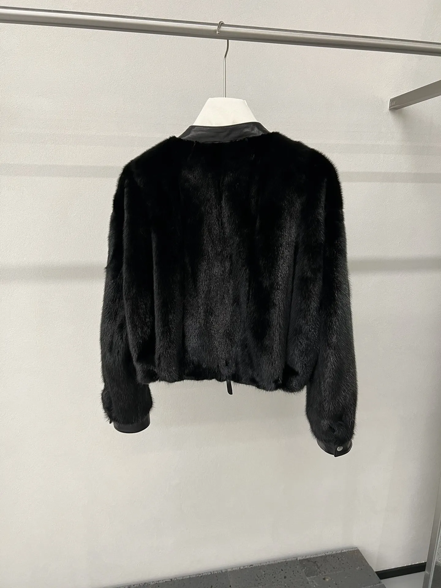 Nouveau cardigan en cachemire à col en vison pour femme. Haut décontracté et polyvalent. Manteau de vison.