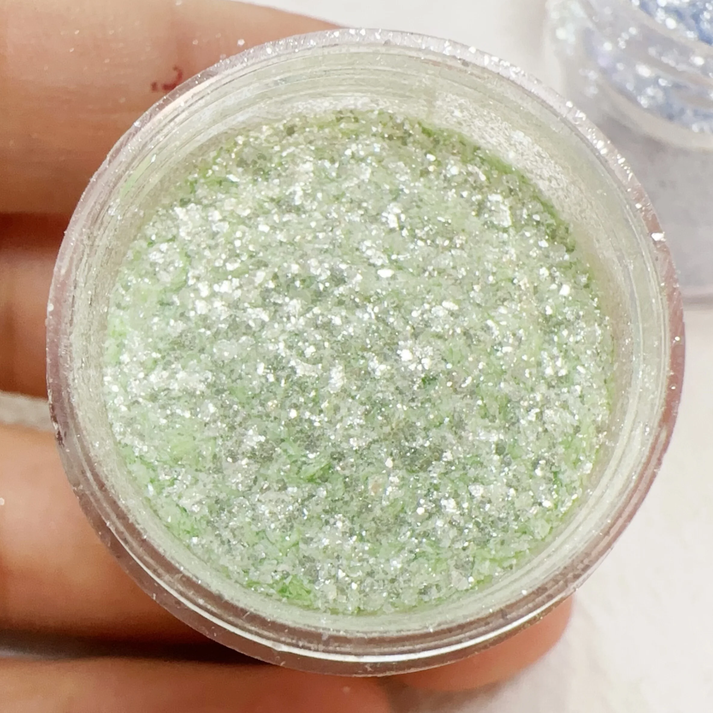 قطعة واحدة من فن الأظافر اللامع على شكل ندفة الثلج من ميكا، ساحر وجميل، مثالي كهدية لعيد الميلاد.