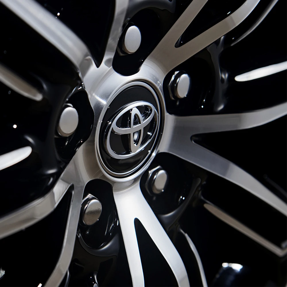 

Декоративные колпаки на центральные отверстия колесных дисков (4 шт.) для Toyota 2026: Corolla, Yaris, Aygo, Prius, Camry, Auris, Avensis