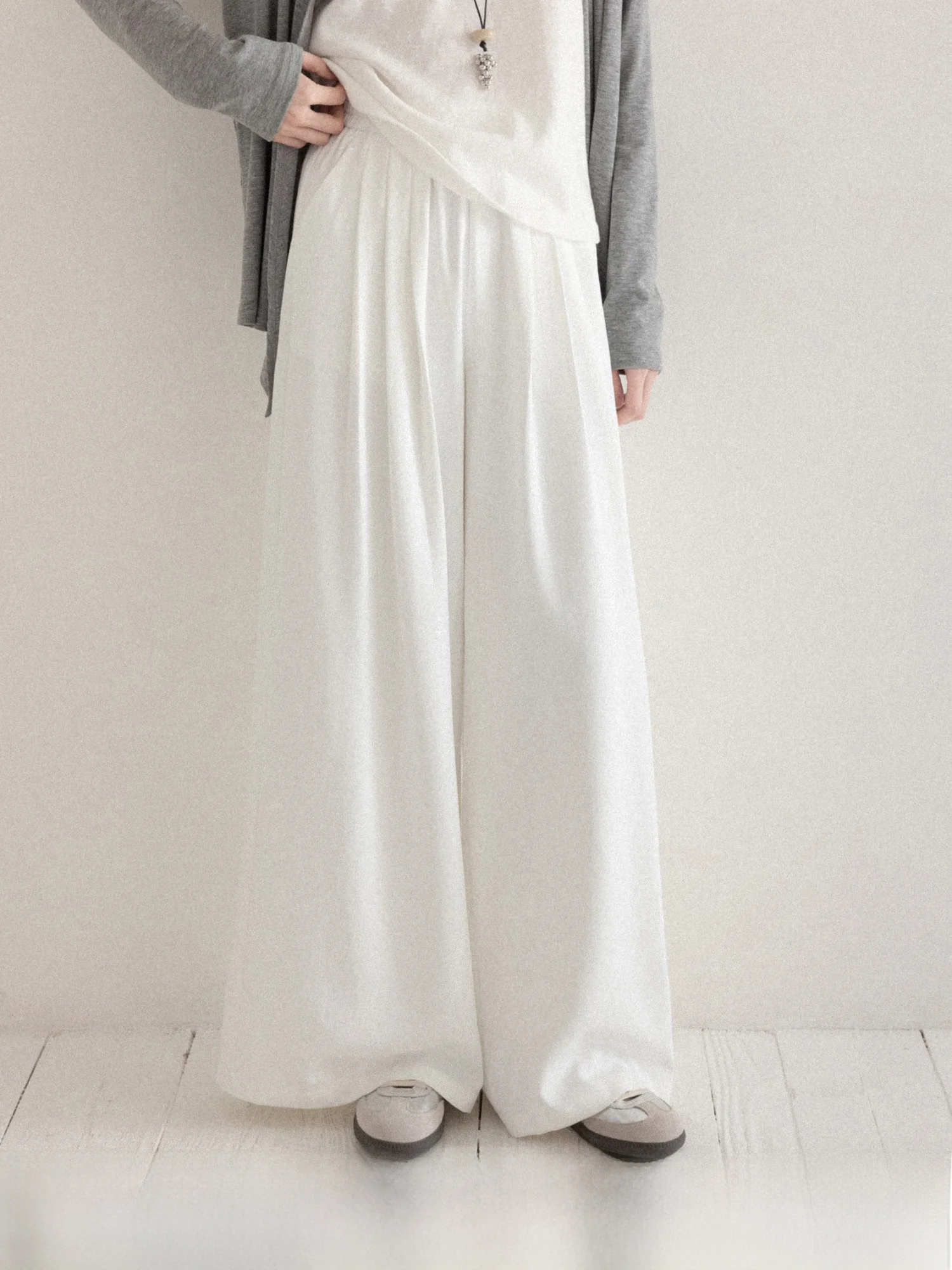 

Женские белые брюки свободного кроя с высокой талией, широкими штанинами и эффектом драпировки, удобные для повседневной носки весной