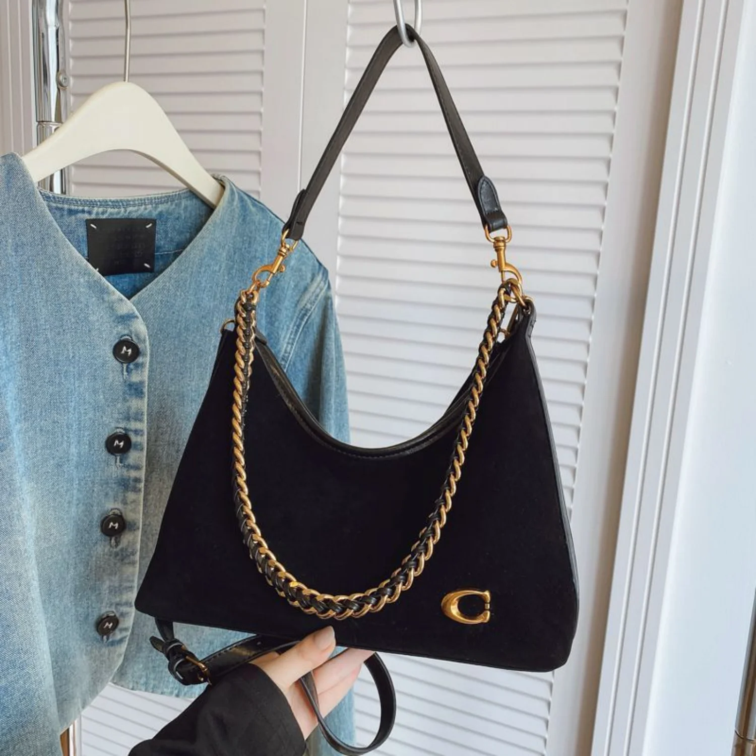 

2026 Women's New Fashionable Light Luxury Shoulder Bag, Diagonal Cross Bag, Premium Black Velvet Texture, Large Capacity Handbag