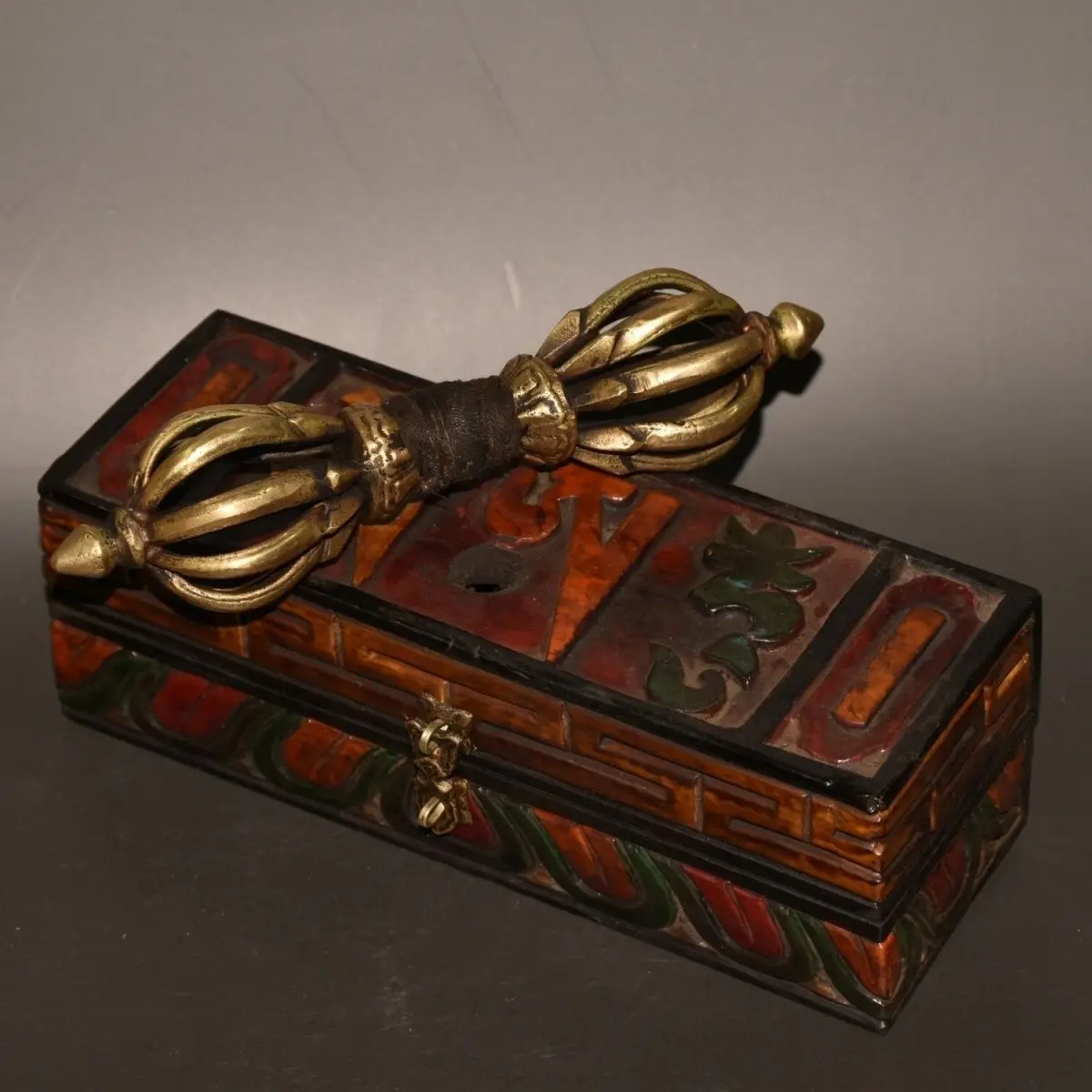 3 Treasure lacquer box with vajra pestle magic tool, magic tool length 18 cm wide 4.5 cm thick 4 weight 571 grams