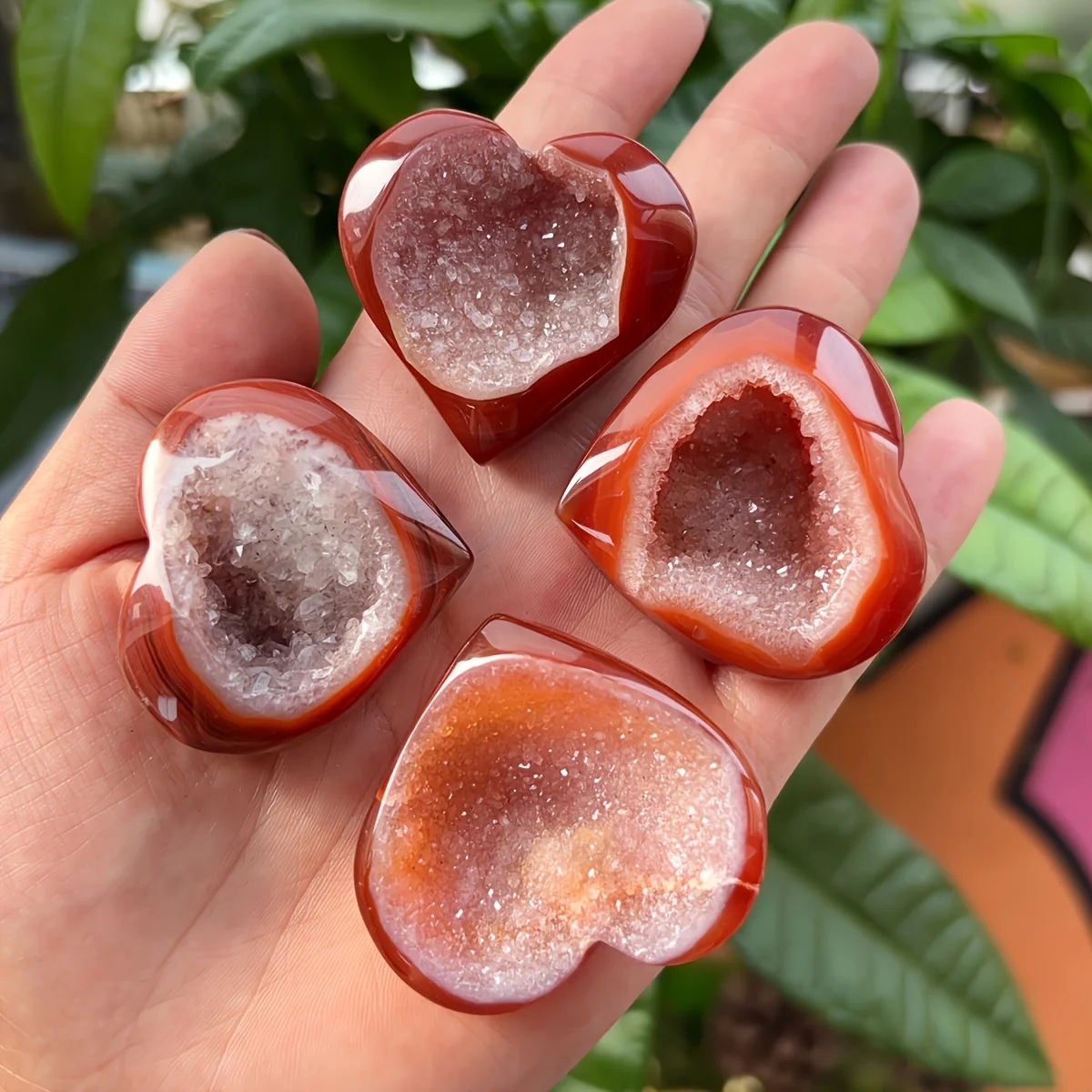 Cristal Rojo Natural en Forma de Corazón con Patrones Calados y Aberturas, Pulido hasta un Acabado Brillante.