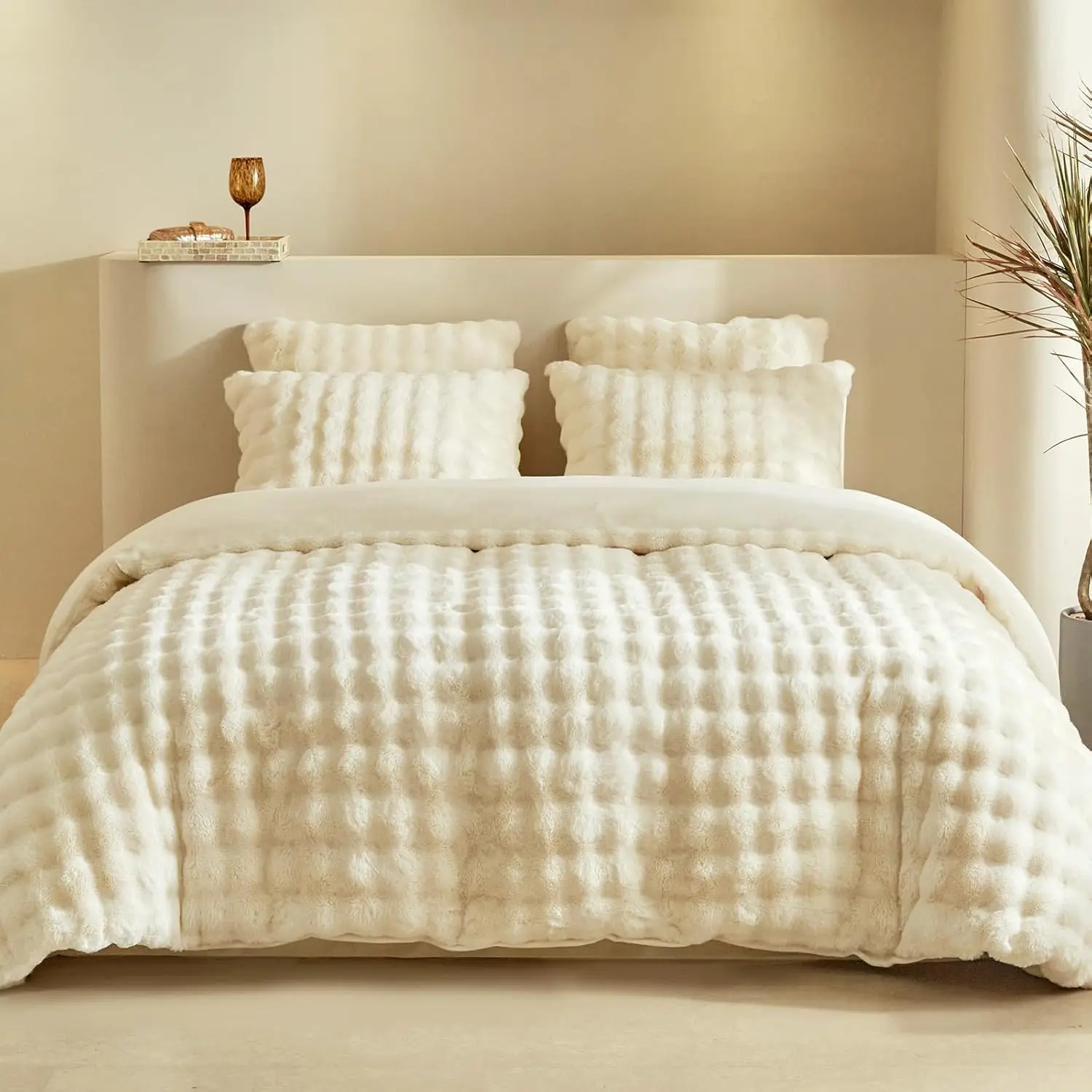 

Комплект постельного белья King Size: пушистое одеяло, ультрамягкое и теплое, из искусственного меха, 3 предмета, бежевое, с наволочками