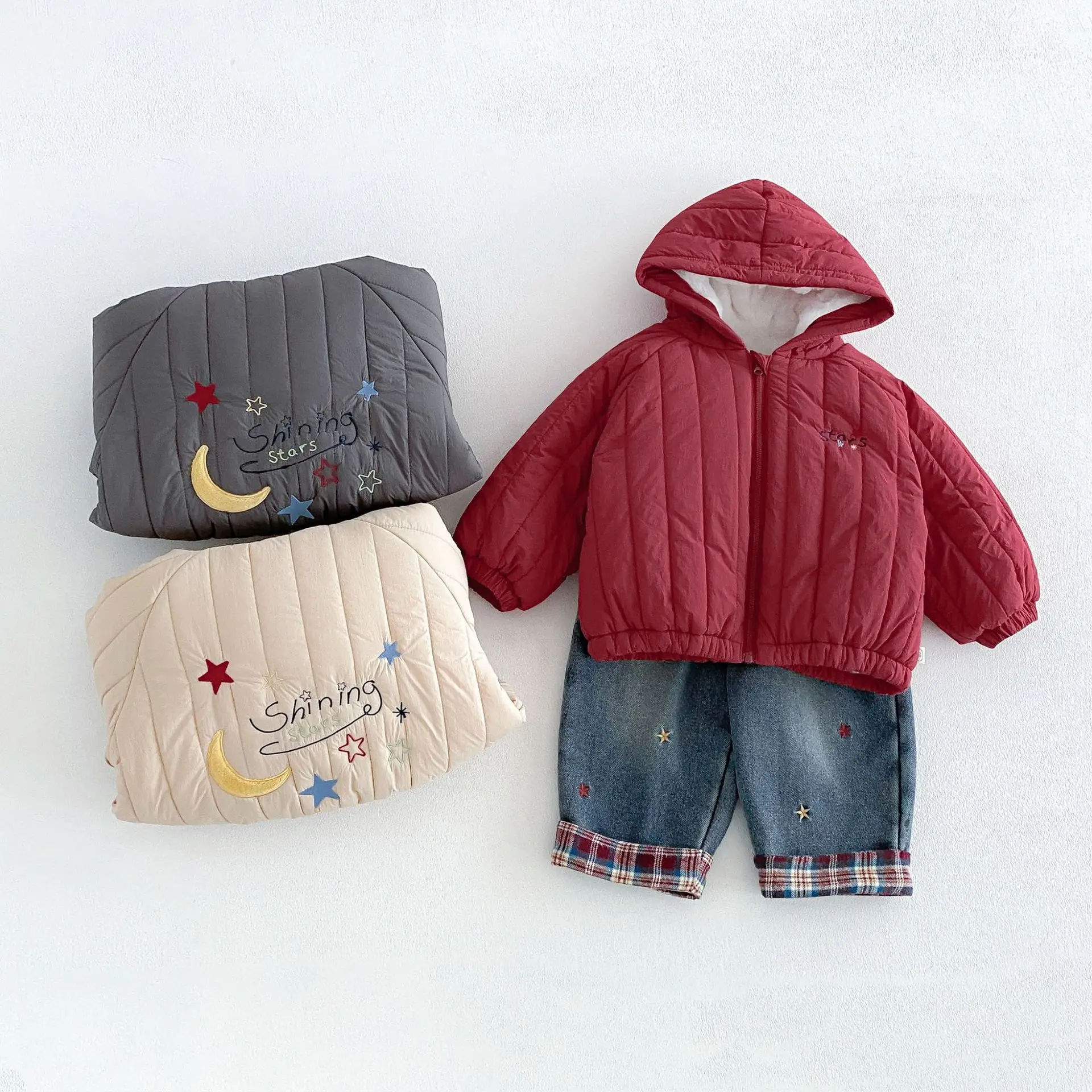 manteau-matelasse-a-capuche-pour-garcons-avec-broderie-de-lettres-et-d'etoiles-nouvelle-collection-hiver-2026--veste-epaisse-en-coton--vetements-d'exterieur-chauds