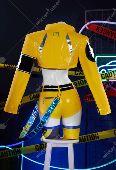 شورت علوي للعب الأدوار مع سترة بأكمام طويلة وغطاء للساق الصفراء للنساء أزياء تنكرية للذكرى السنوية 17 الجديدة 2025