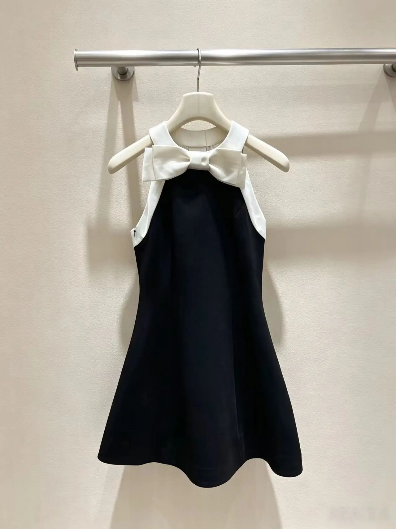 New French elegant black and white contrasting neck dress with satin three-dimensional bow back hollow micro A long skirt for wo