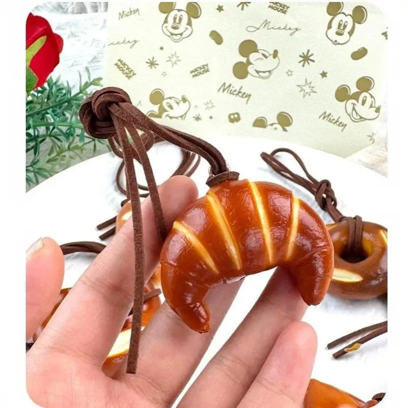 Realistischer handgefertigter Croissant-Brot-Anhänger Schlüsselanhänger Niedlicher Lebensmittel-Charm für Taschen, Autos, Schlüsselringe, Küchendekoration, Geschenke – Detail 9