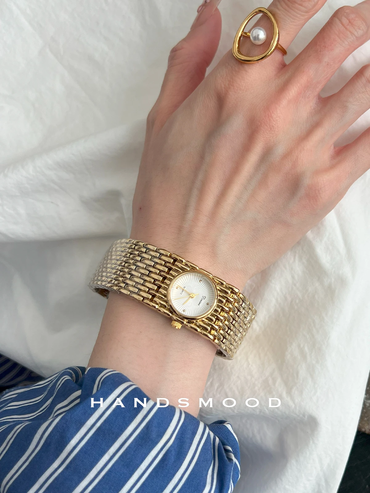 

Elegant Women'S Watch, Stylish And Sophisticated, With A Wide Strap, A Gold Finish, Perfect For A Touch Of Understated Luxury.