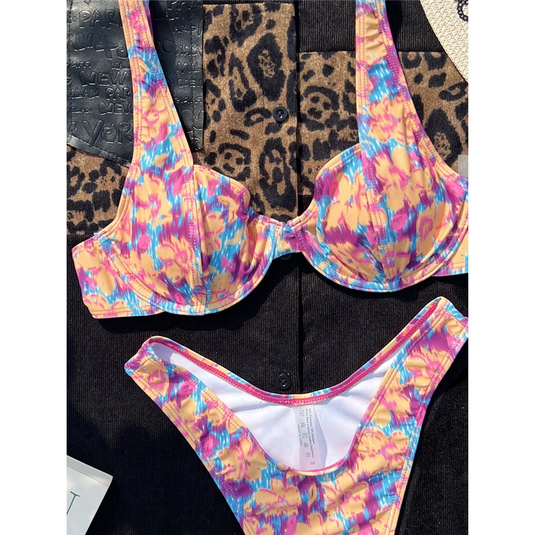 Neuer bedruckter, mit Bügel verstärkter, brasilianischer Bikini mit mittlerer Bundhöhe, Damen-Badebekleidung, zweiteiliger Bikini-Set, Badeanzug, V4622 – Detail 12