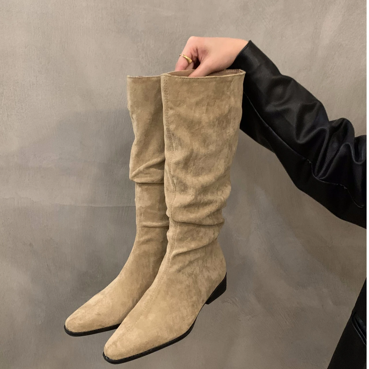 Kobiety Kolano Wysokie Buty Jesień Zima Buty Damskie Moda Wsuwane Fałdy Niski Obcas Spiczaste Palce Długie Buty Botas De Mujer D81