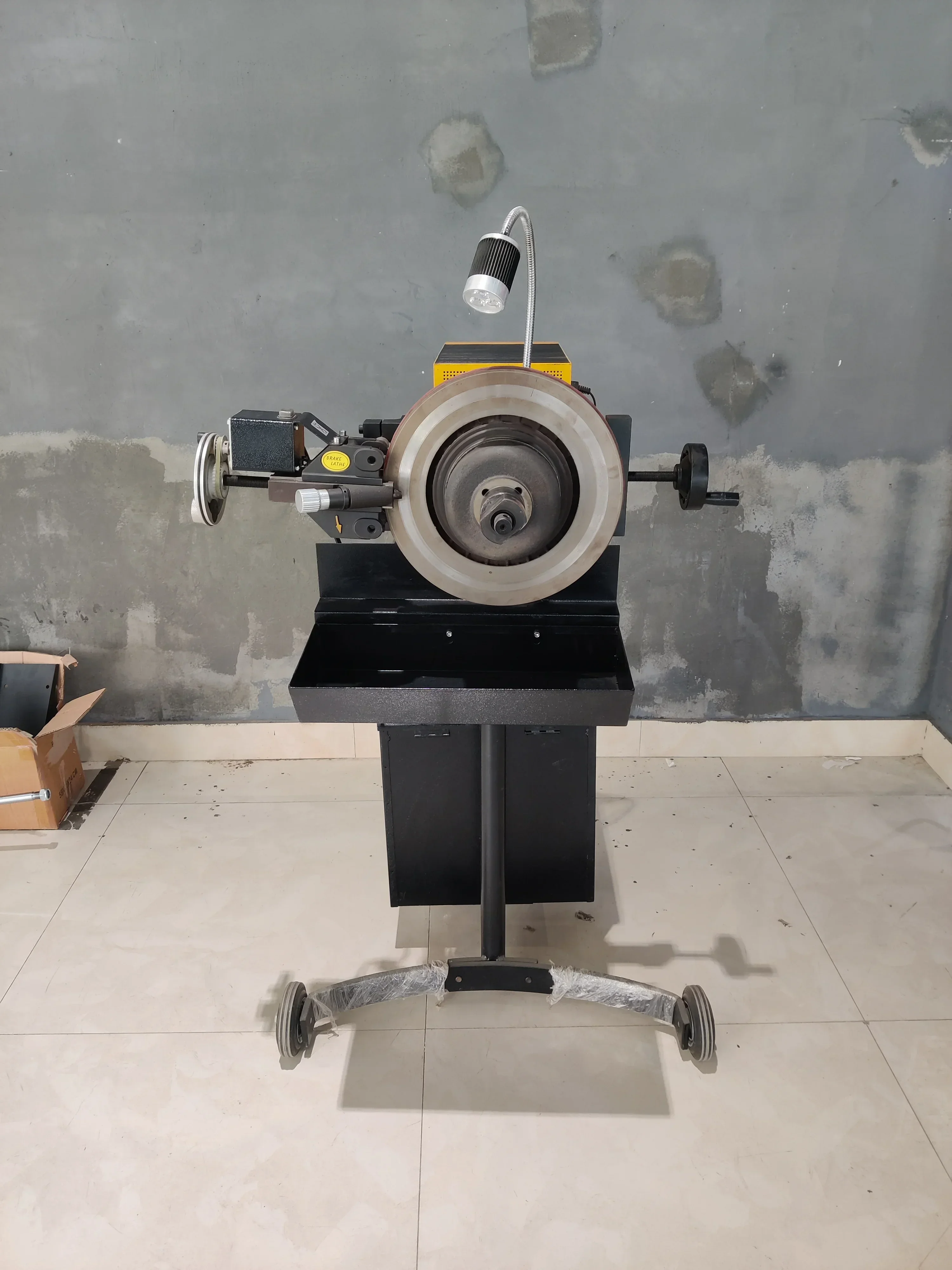 Workshop equipment, car disc positioning device, yellow red brake lathe, two in one for getting on and off the car