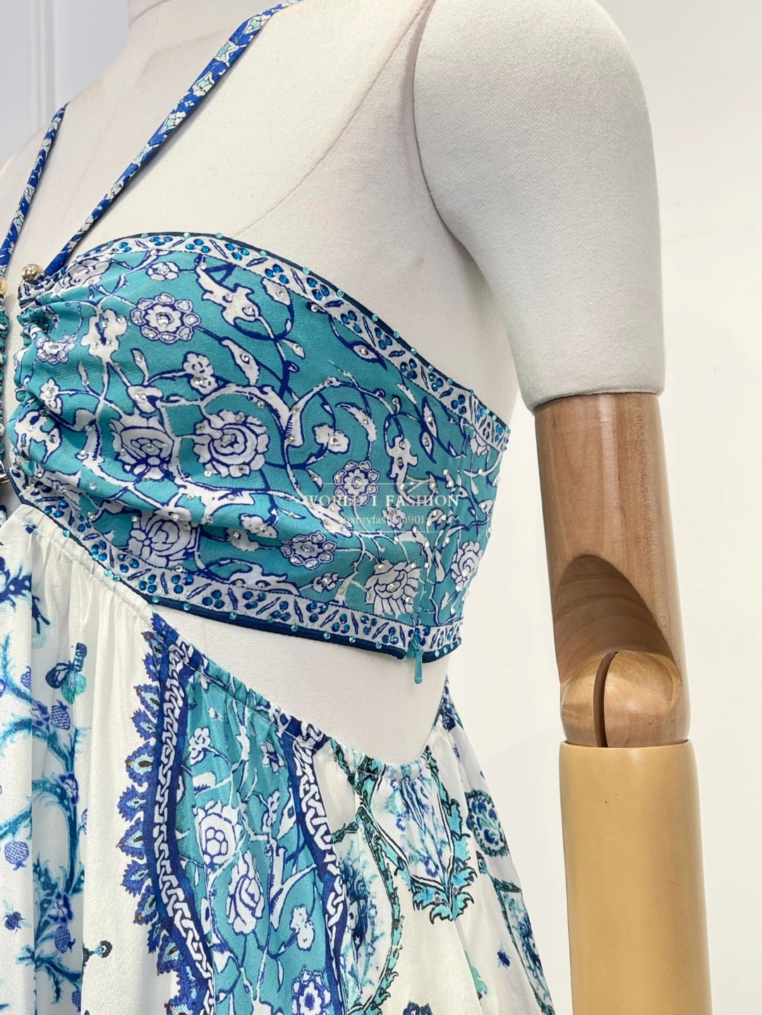 Vestido midi con cuello halter y cintura recortada sin mangas con estampado floral azul de seda de alta calidad para vacaciones