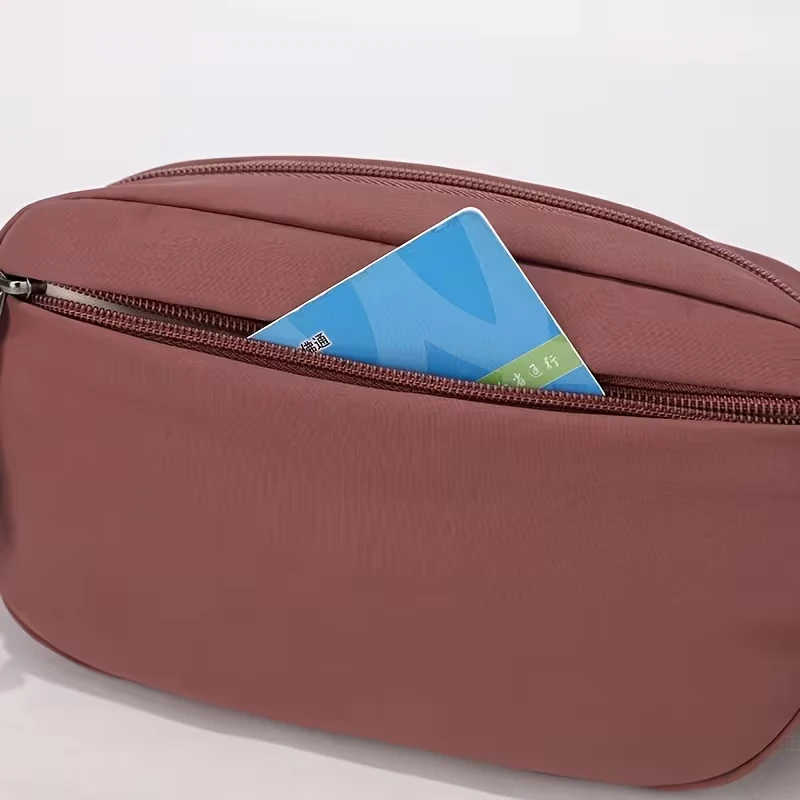 Geantă Piept Unisex Pătrată Mică Outdoor - usage example