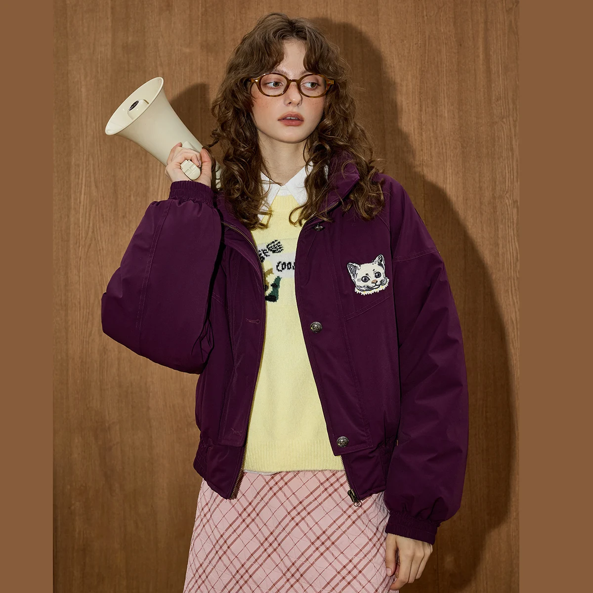 

Зимняя женская винтажная куртка 2025 года, стеганое пальто из смеси хлопка с воротником-стойкой, оверсайз с вышивкой, повседневная уличная одежда в университетском стиле