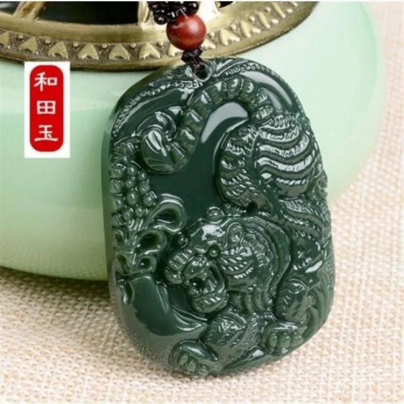 

Нефритовое ожерелье-подвеска «Зеленый Зодиак» из Хэтяня: Тигр с горы