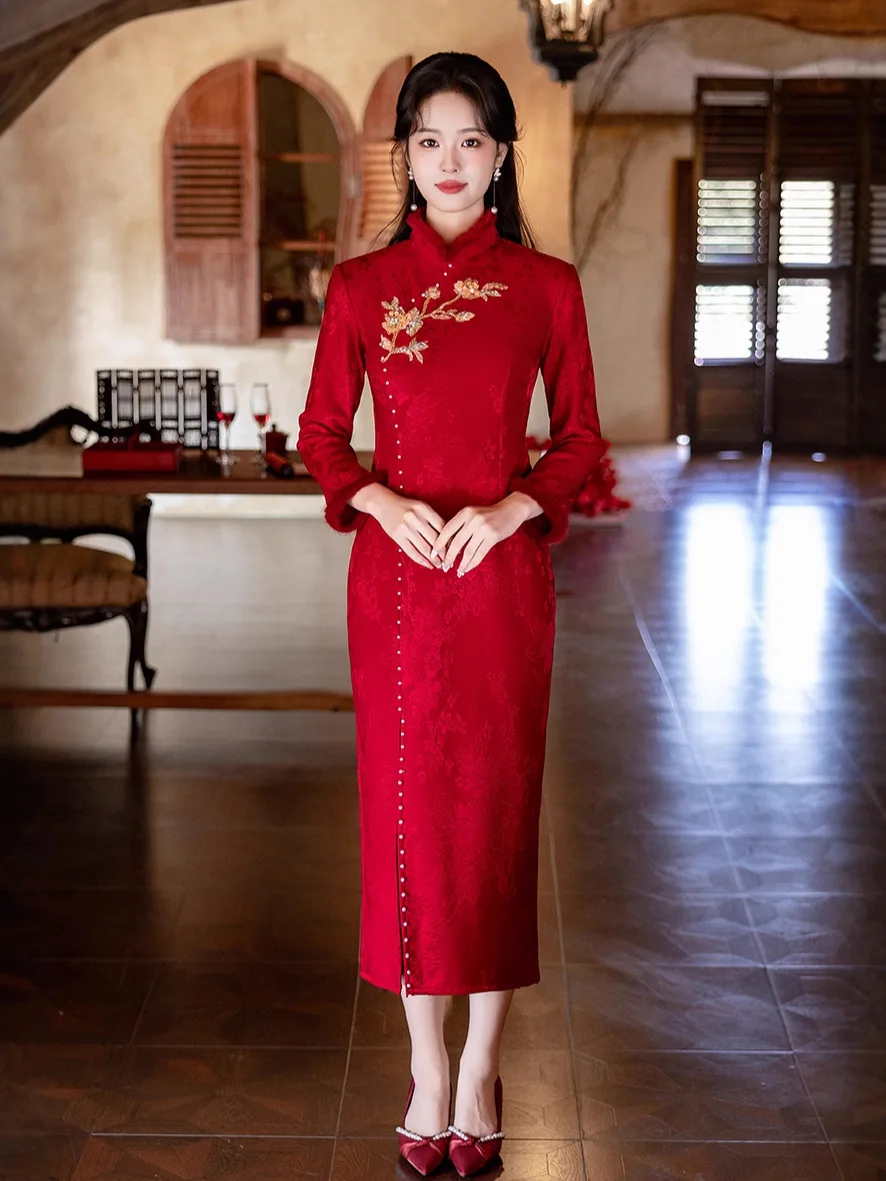 

Красный Cheongsam 2021, осенне-зимнее издание, китайский стиль, элегантный темперамент, длинное вязаное жаккардовое утолщенное утягивающее Ципао
