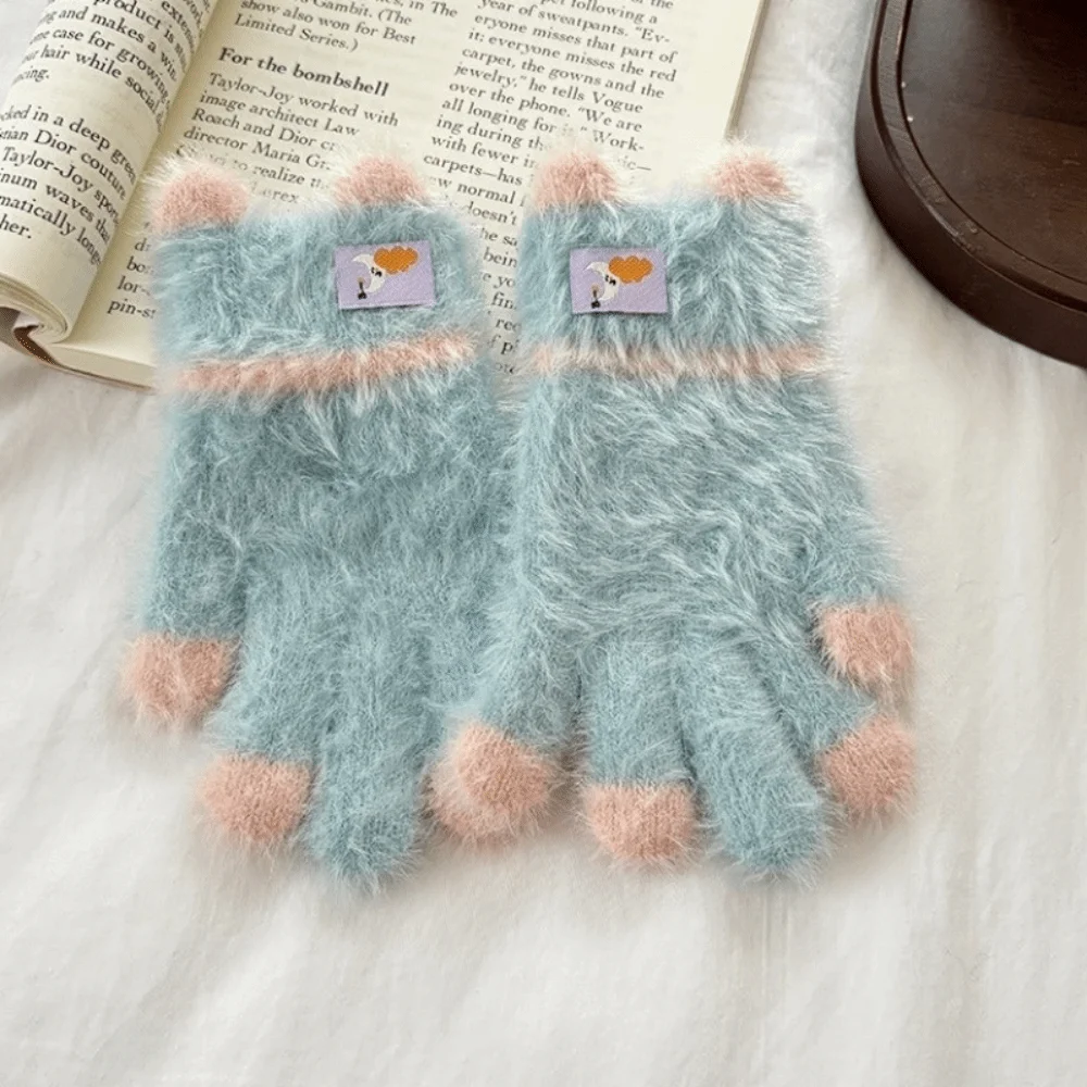 زوج من قفازات الأطفال الصغار تشبه المنك مادة الشعر الطويل 3-8 سنوات قفازات الشتاء الدافئة سميكة الدافئة قفازات الأطفال أنشطة الكتابة