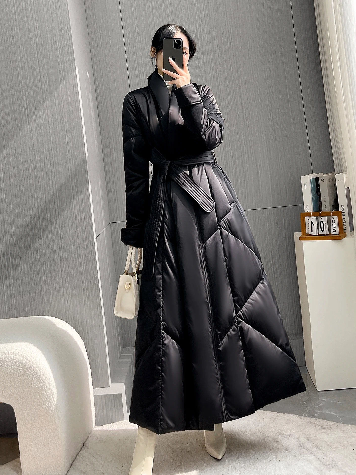 

Зима 2025: Женское удлиненное пуховое пальто выше колена, утепленное, с поясом, приталенное, черное, для повседневной носки, с V-образным вырезом