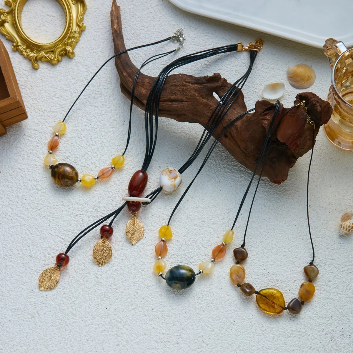 Ästhetische Boho-Halskette mit unregelmäßigen Acrylperlen und schwarzem Seil für Damen und Herren, Retro-Handarbeit, geometrischer Choker, Partyschmuck – Detail 27