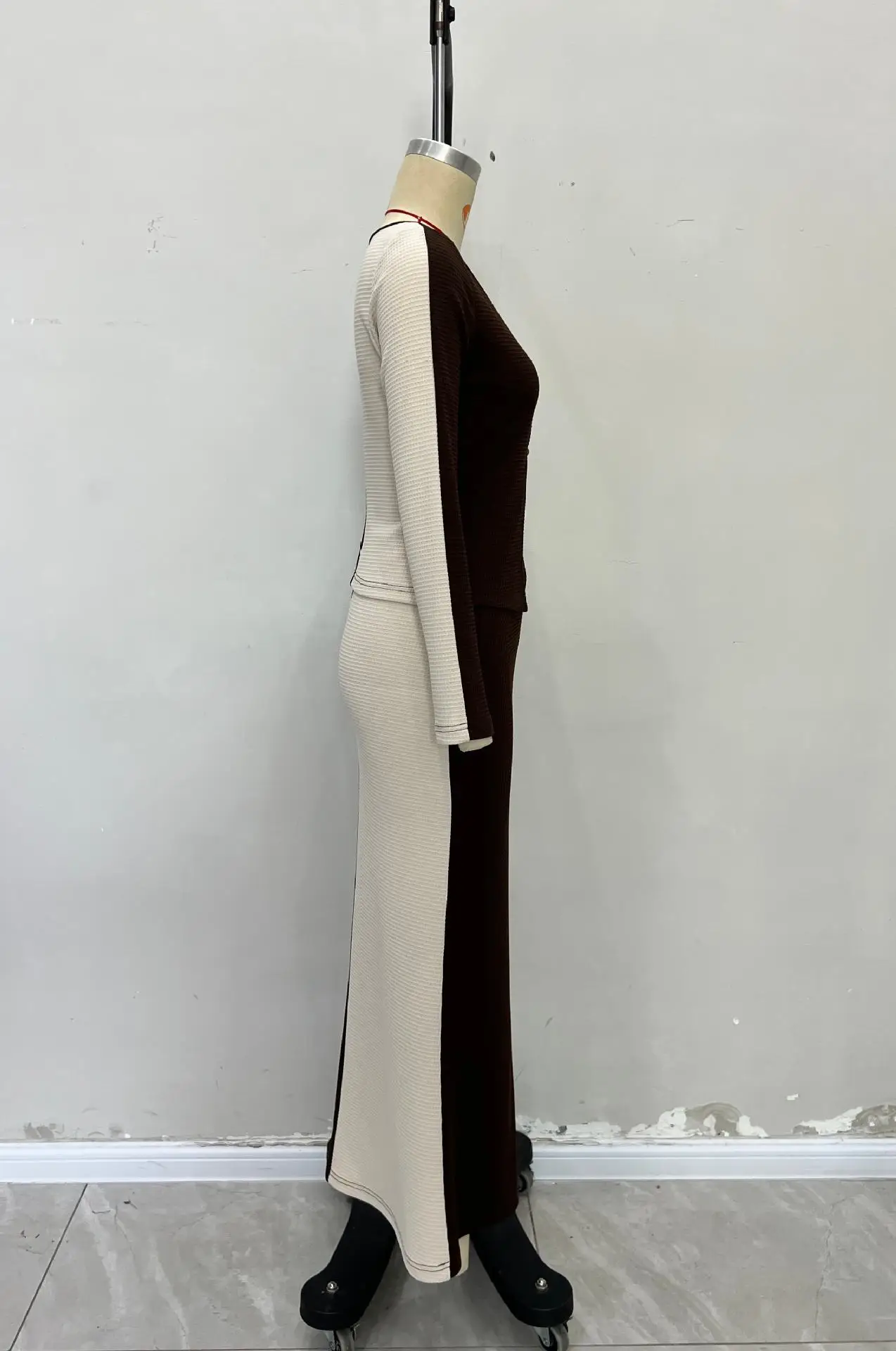 ชุดกระโปรงสูทผู้หญิงสไตล์ใหม่ ดีไซน์เรียบหรู แฟชั่นสีตัดกัน คอวี กระดุมผ่าหน้า ทรงเข้ารูป กระโปรงสีเดียวกัน