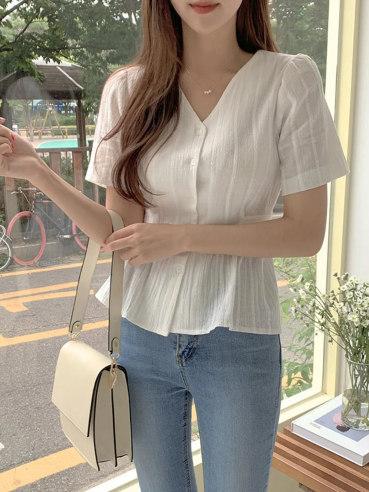 

Ele Sweetened Floral Embroidery Belted irt ort Sve V-Ne Slimming Top Korean Sle Commute Loose Fit Button Detail