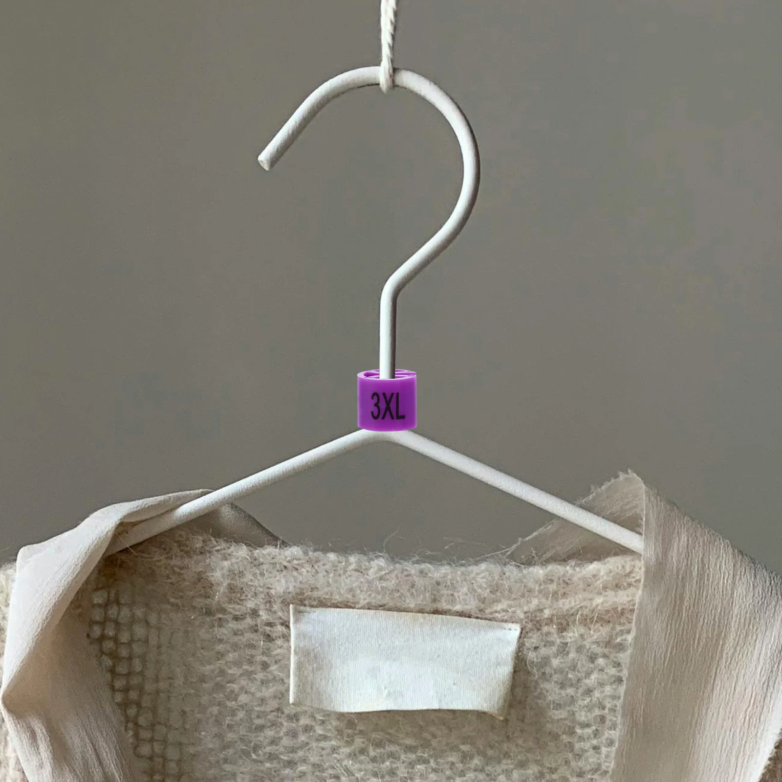 

450Pcs Hanger Size Marker Tags Plastic Clips for Clothes Garments Pants Racks Easy to Use Storage Box Included