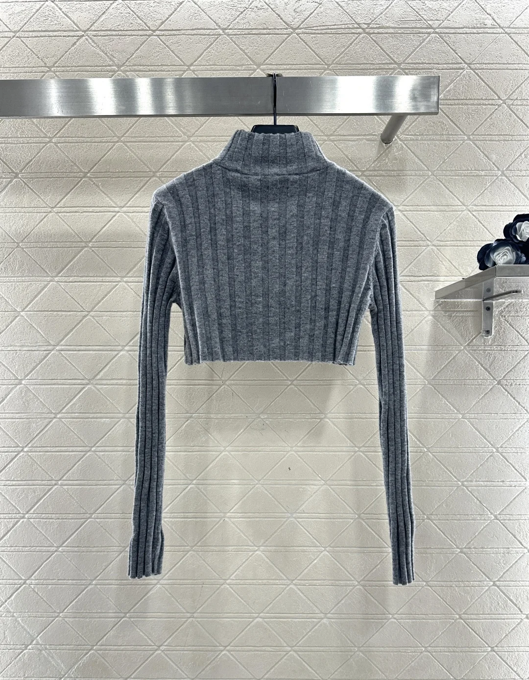 

This high-neck, ultra-short zippered knitted wool crop top is fashionable and can be layered over a sexy sweater