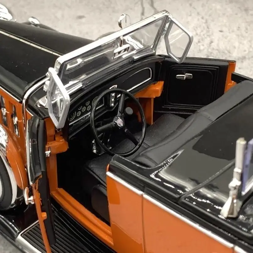 Auto World 1/18 1932 Cadillac V16 Sport Phaeton Legierungsautomodell