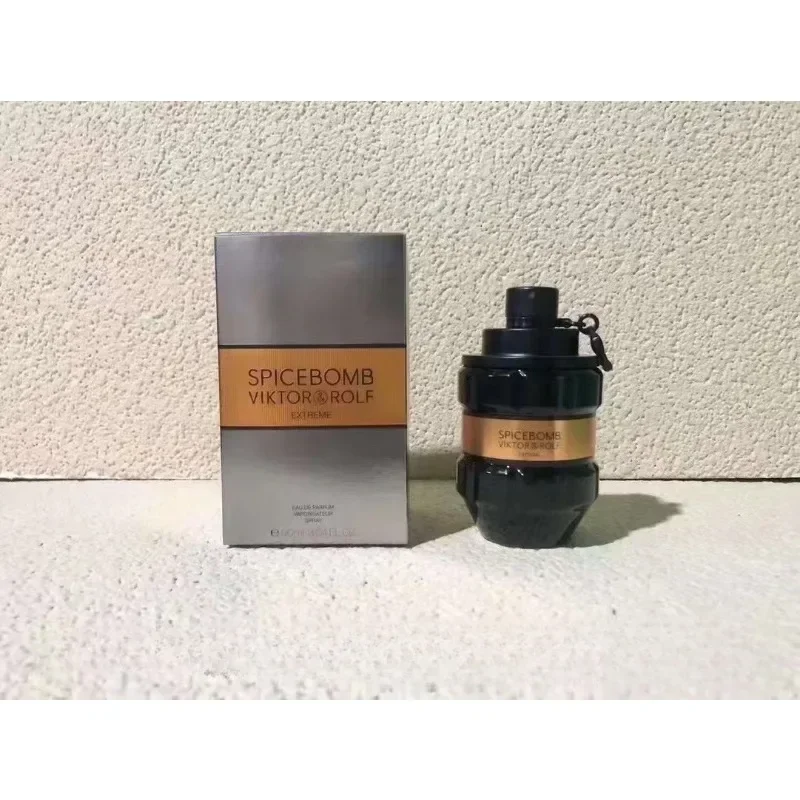 大胆な男性のためのパッション香水 90ml スパイシーでウッディな香りのスプレー、グレーグリーンとブラックのバリエーションで、長続きする男性らしい香り