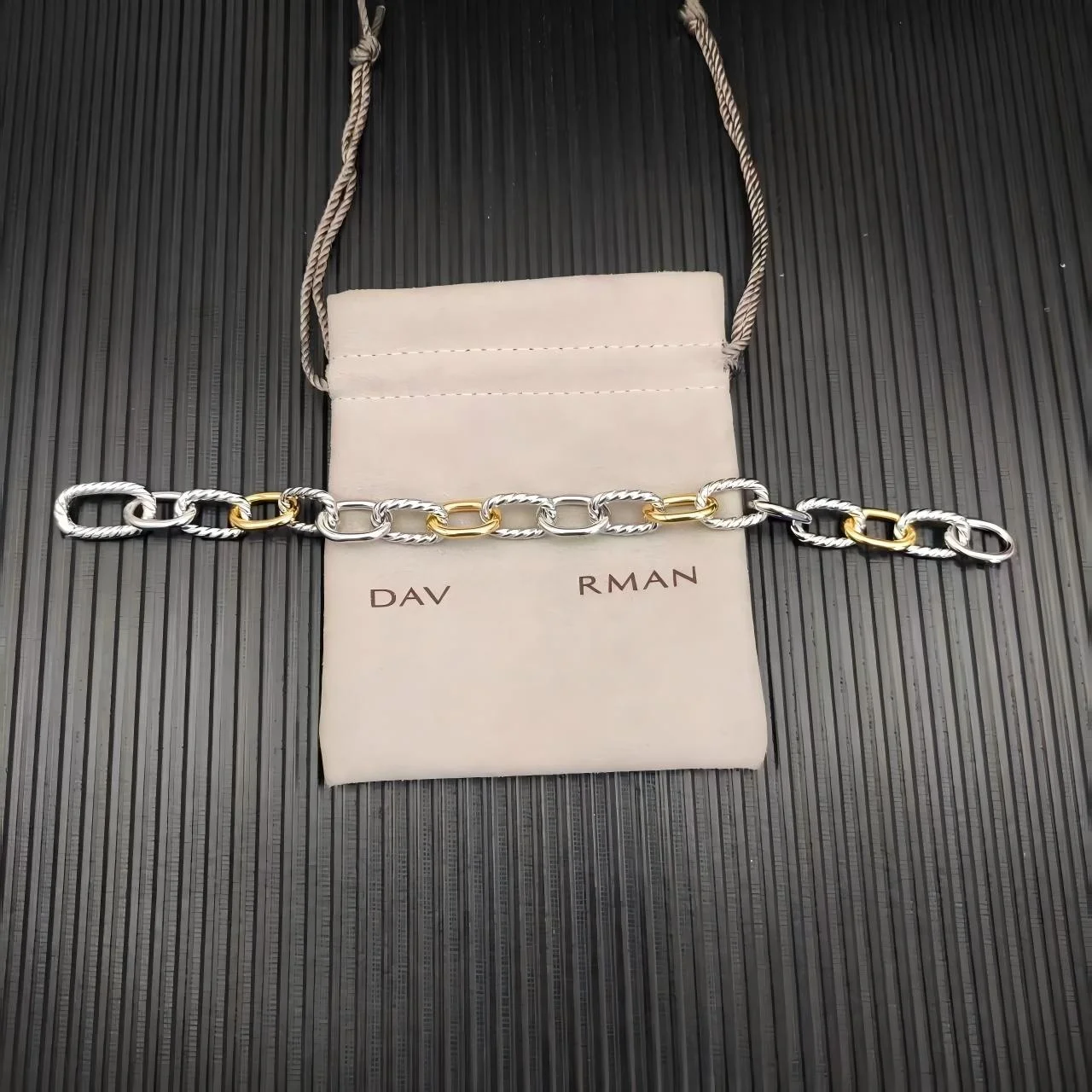 2025 نمط جديد DY سوار للرجال والنساء زوجين عصري ورجعي مزاجه بسيط لارتداء اليومي سوار Charm