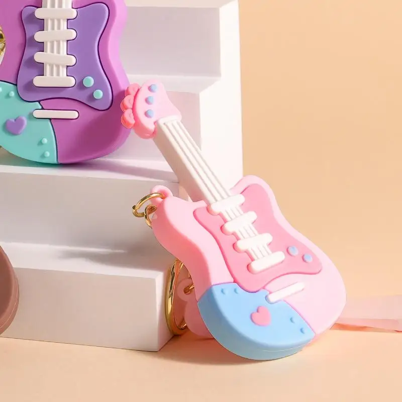 Niedlicher Cartoon-Gitarren-Schlüsselanhänger aus Silikon mit Handschlaufe, Pastell-Design für Taschendekoration, Geschenk für Musikliebhaber – Detail 9