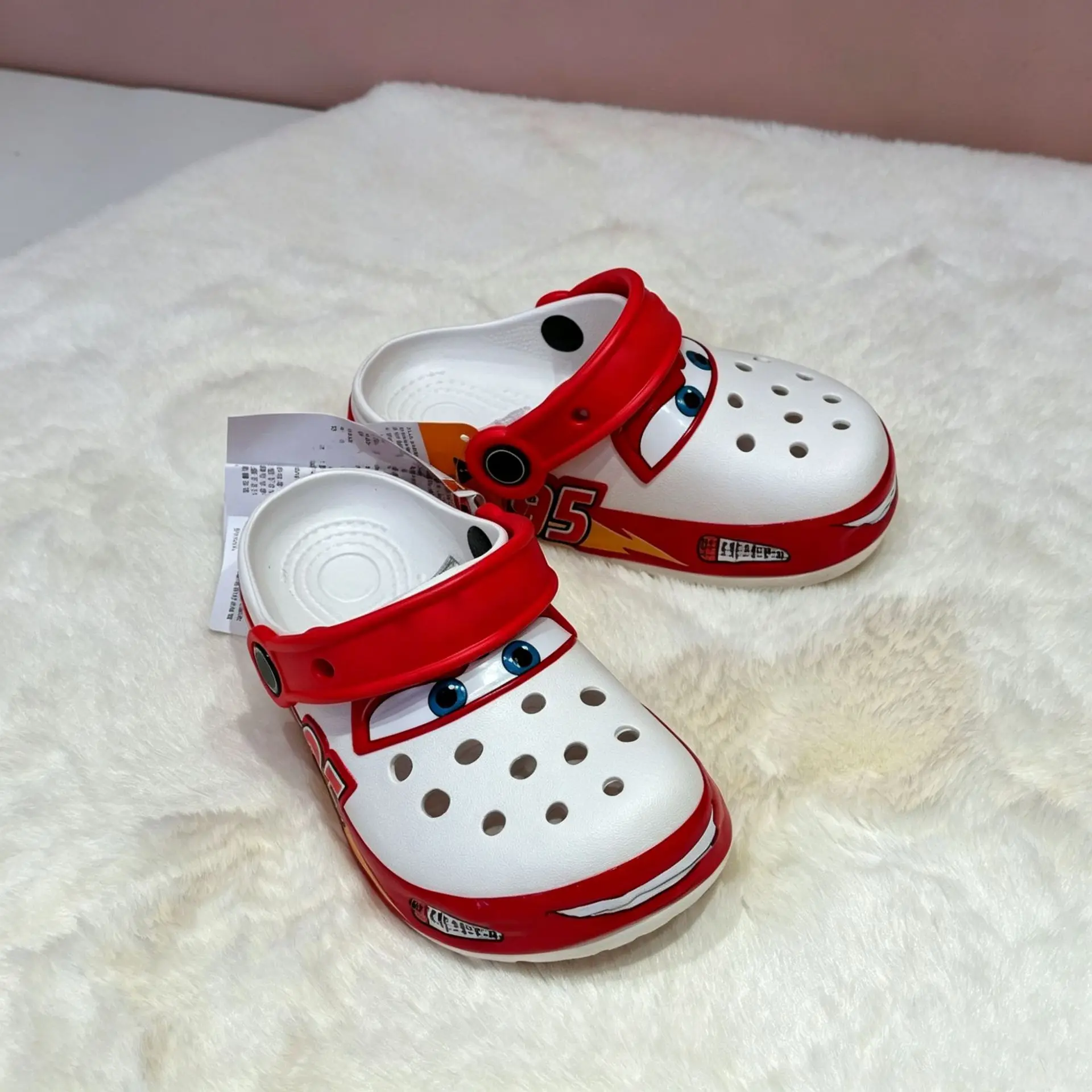 Zuecos infantiles de dibujos animados con diseño de Lightning McQueen 95, en blanco y rojo, hechos de EVA, transpirables, con correa ajustable en el talón, fáciles de poner, ideales para la playa, la piscina, el verano y el uso diario.