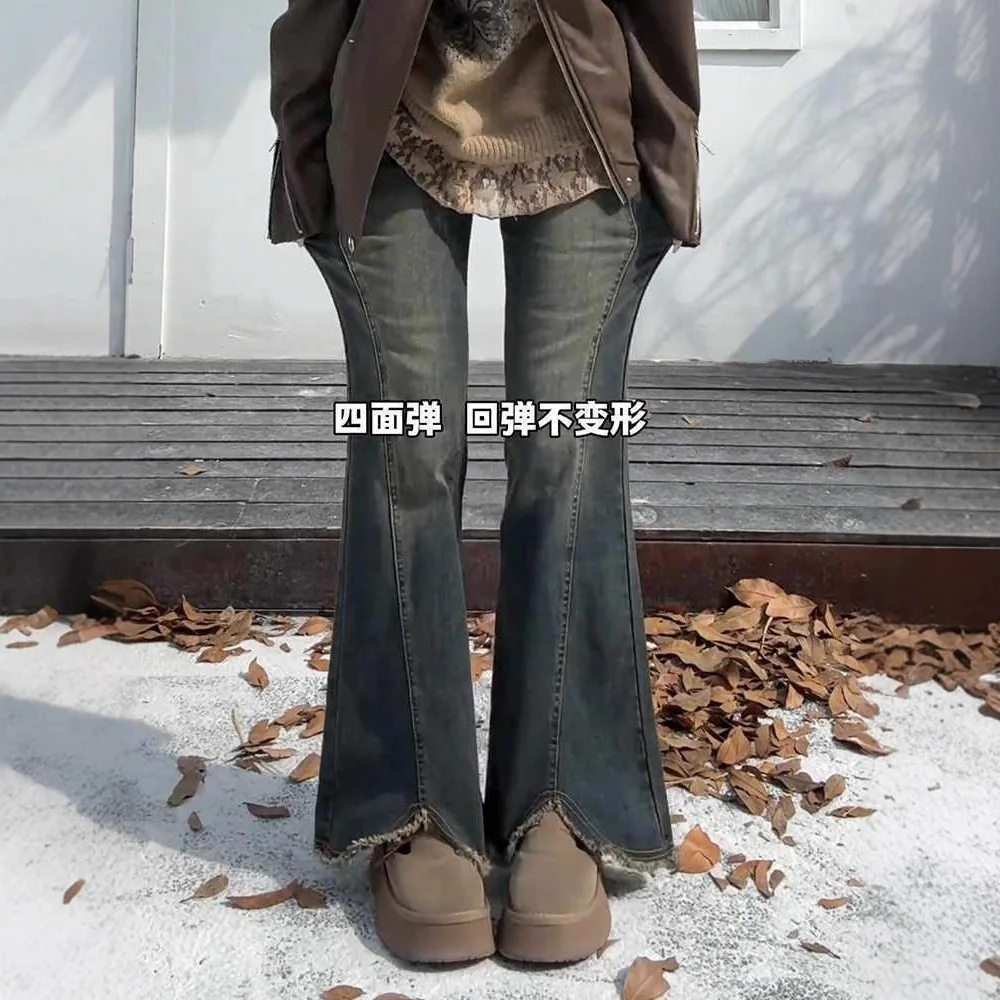 Zementgraue, ausgefranster Saum, ausgestellte Micro-Flare-Jeans für 25, Übergröße, hohe Taille, schlankmachende, hüftbedeckende, elastische Hose im Herbst und Winter