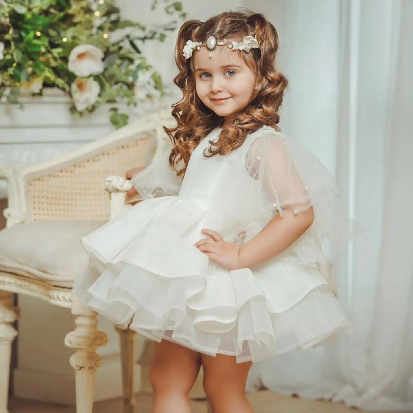 Vestidos de flores blancas hinchadas para niña, vestidos cortos con volantes escalonados de perlas, vestidos de cumpleaños para niñas pequeñas, vestidos de fotografía