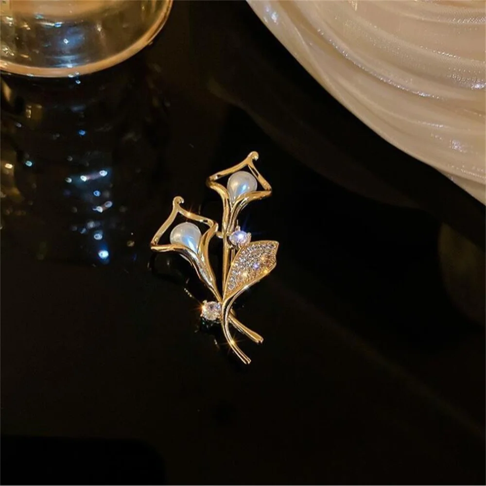 Retro Pearl Flower Brooch Simple Temperament Elegant Zircon Rhinestone Leaves Corsage Clothing Personality Suit Accessories