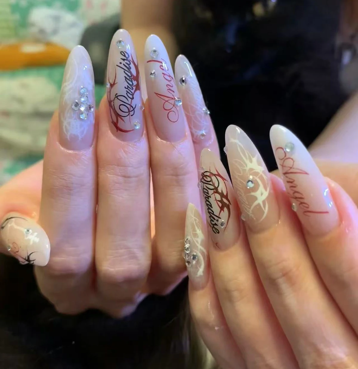 1-6 Stück weiße Gothic-Buchstaben Nagelkunst-Aufkleber Y2K Kursivschrift Englische Kalligraphie Engelsflügel Kreuz Stern Nagelaufkleber Maniküre DIY – Detail 4