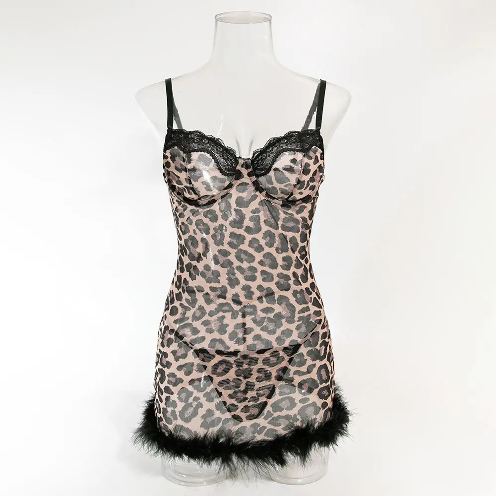 เดรสลายเสือดาวปักลูกไม้ประดับขนนกทรงเข้ารูปความยาวระดับสะโพก