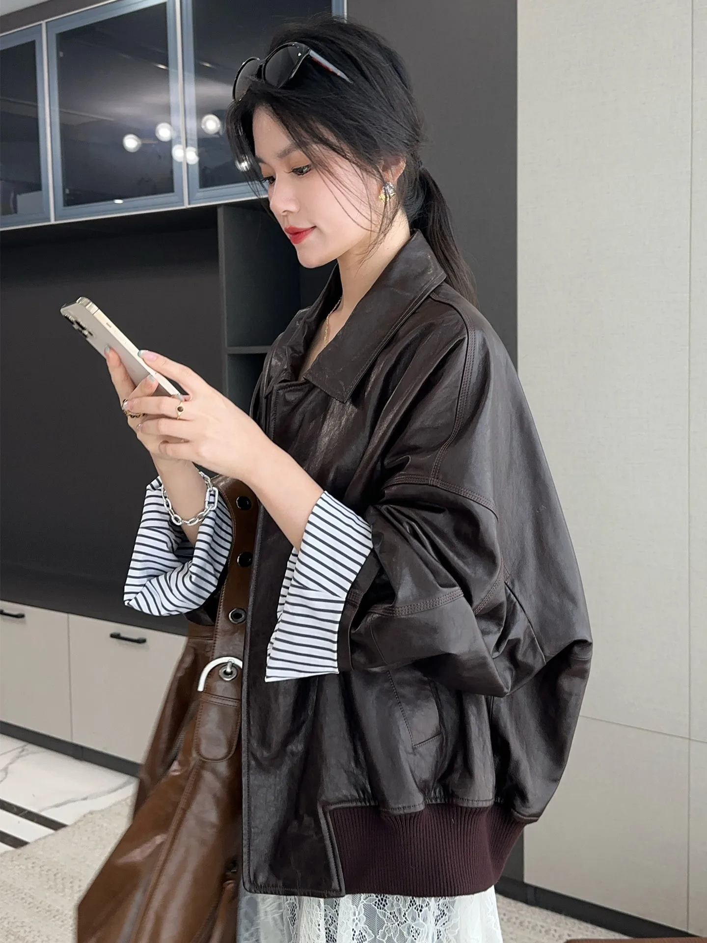 プレミアム感のある本革シープスキンレザージャケット レディース レトロ フライト バイカーコート 長袖 ジップアップ ポロカラーコート