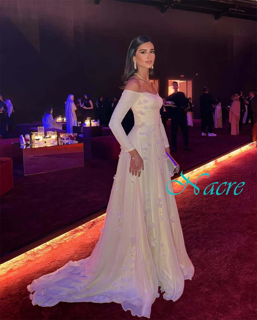 فستان سهرة رائع مخصص من الساتان برقبة قارب وزهور رقيقة للحفلات الراقصة فساتين فاخرة بأكمام طويلة للمناسبات الخاصة