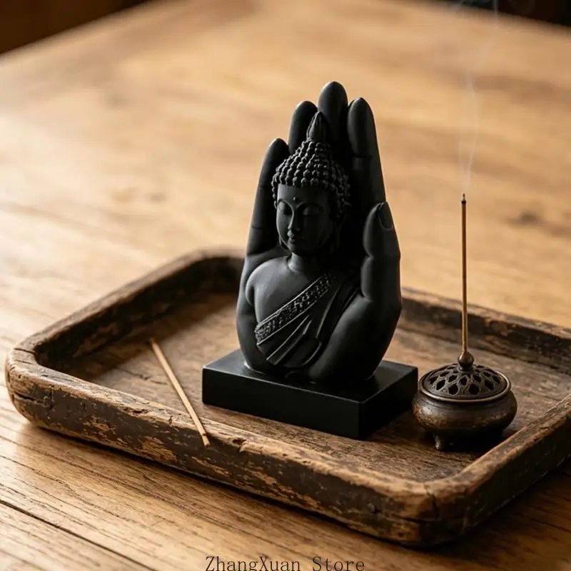 Meditierende Figurenskulptur mit erhobener Hand zur Ausstellung 3XUF – Detail 9