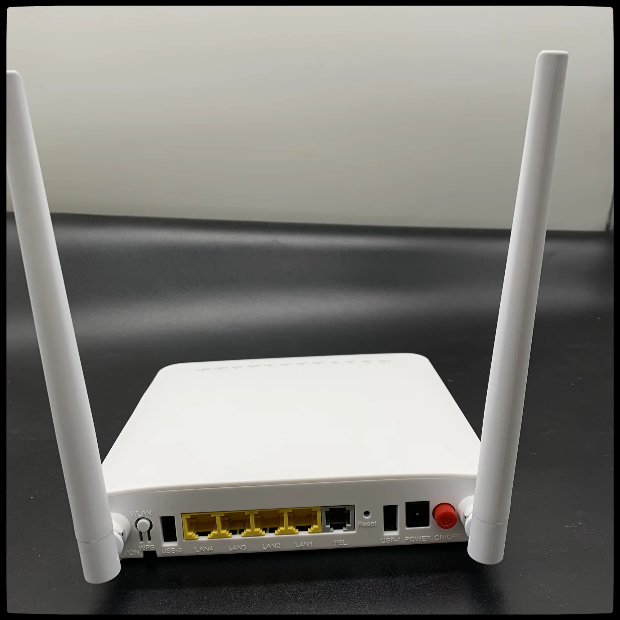 

Free Shipping NEW FTTH XPON ONU Dual Band F670L ONT 4GE + 2USB + 1TEL 2.4G 5G Wifi XPON EPON GPON ONT Without Power