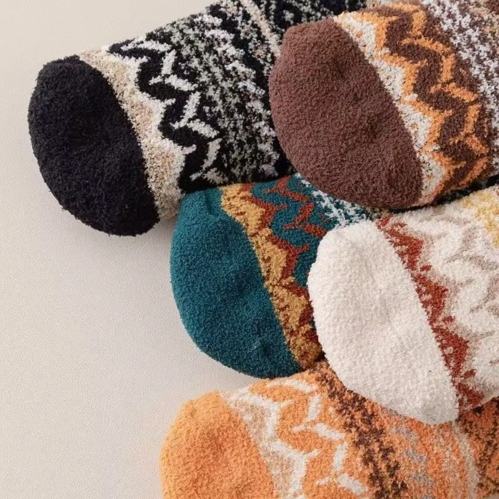 النمط الوطني المرقعة جوارب صوف النساء منتصف أنبوب المضادة للانزلاق الشتاء جوارب يمكن السير بها على الأرض أفخم الجوارب النوم الجوارب الشتاء