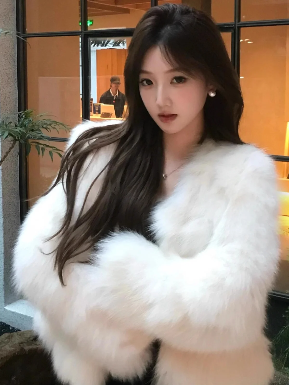 

White Fur Jaet Young Sle ort Coat Women's Winter Faionable Eco-friendly Artificial Mink Coat Korean Version round Ne