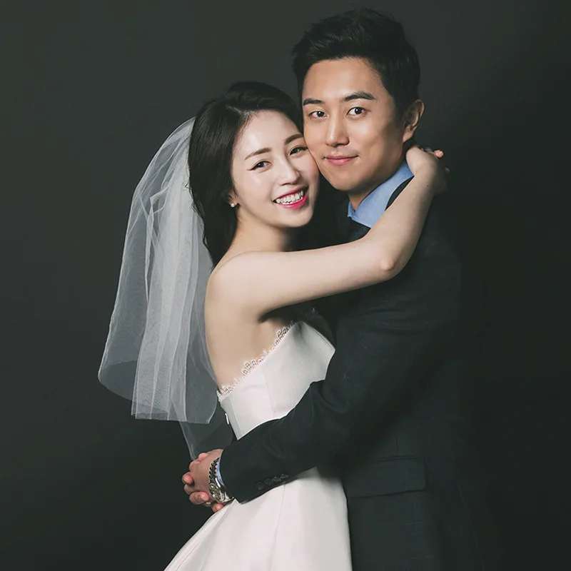 サテンライトウェディングドレス 新しいシンプルなストラップレススリムフィット韓国スタイルソリッドカラー花嫁ウェディングミドル丈トラベルドレス