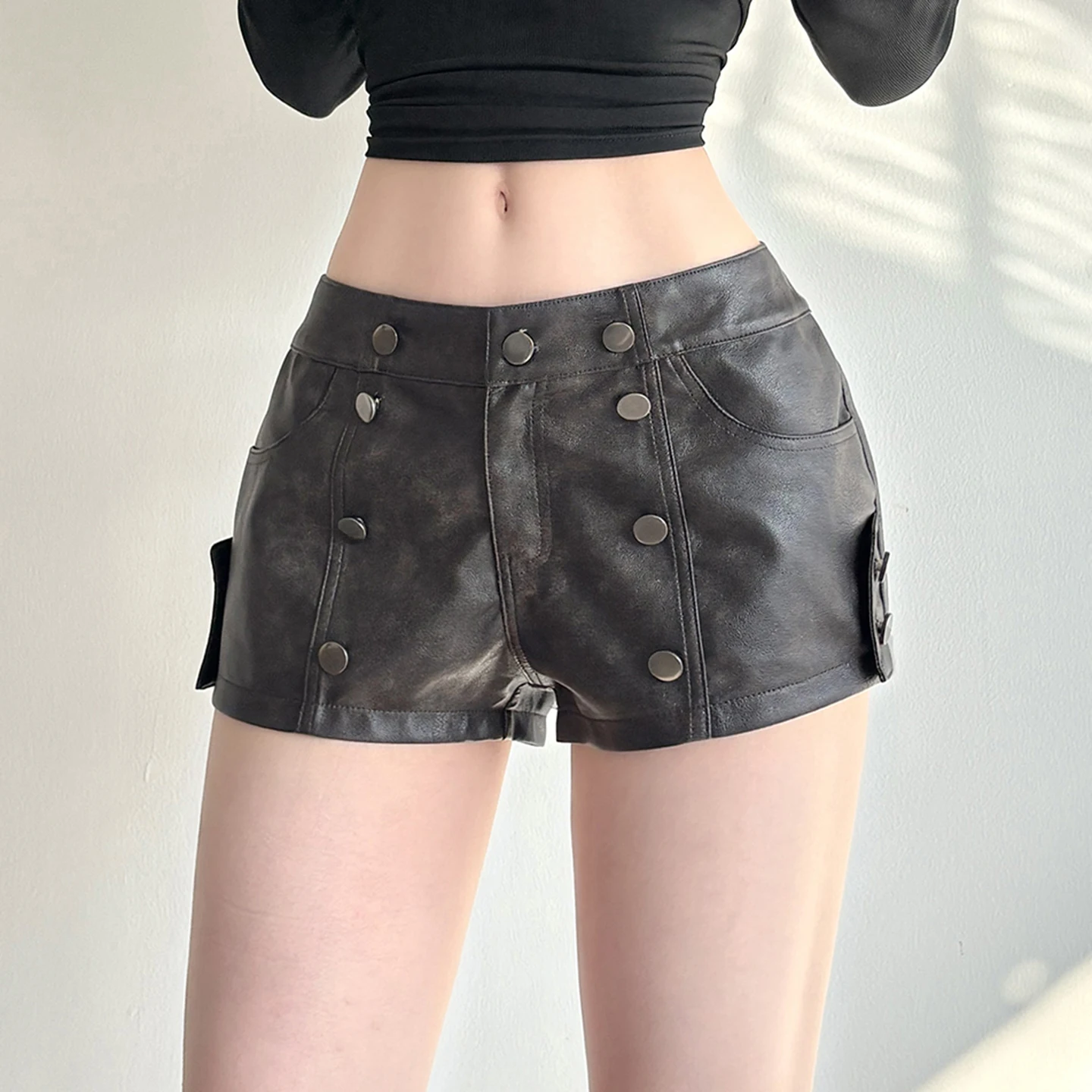 

Vintage Button Pu Leather Shorts Casual Slim Solid Low-Waisted Shorts Women 2025 Summer Fashion Streetwear Ladies Safari Style