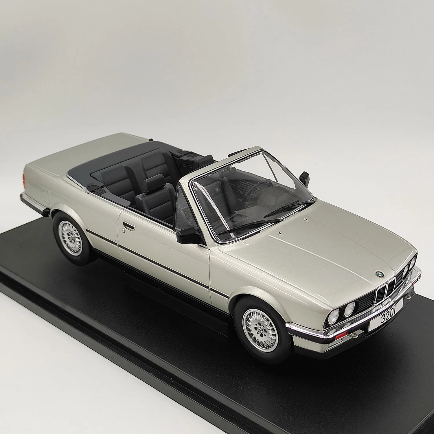 Diecast MODELCAR 1/18 Schaal BMW 3-serie E30 Converteerbare Legering Model Auto Collectible Toy Gift Souvenir Display Ornament