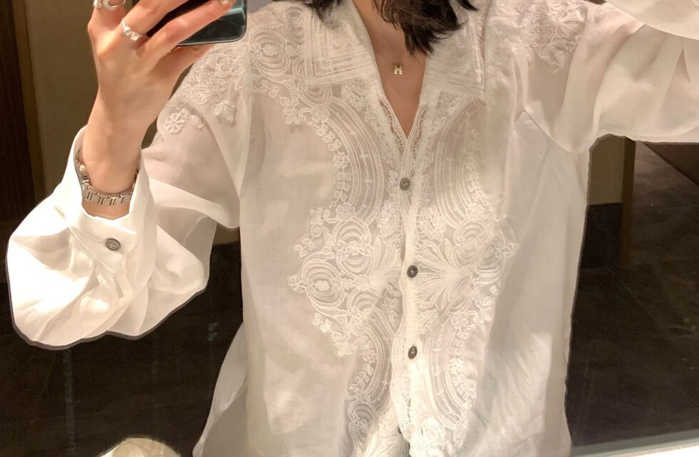 

White Lace Patchwork V-neck Shirt for Women 2026 Spring New Long Sleeved High-end Versatile Top