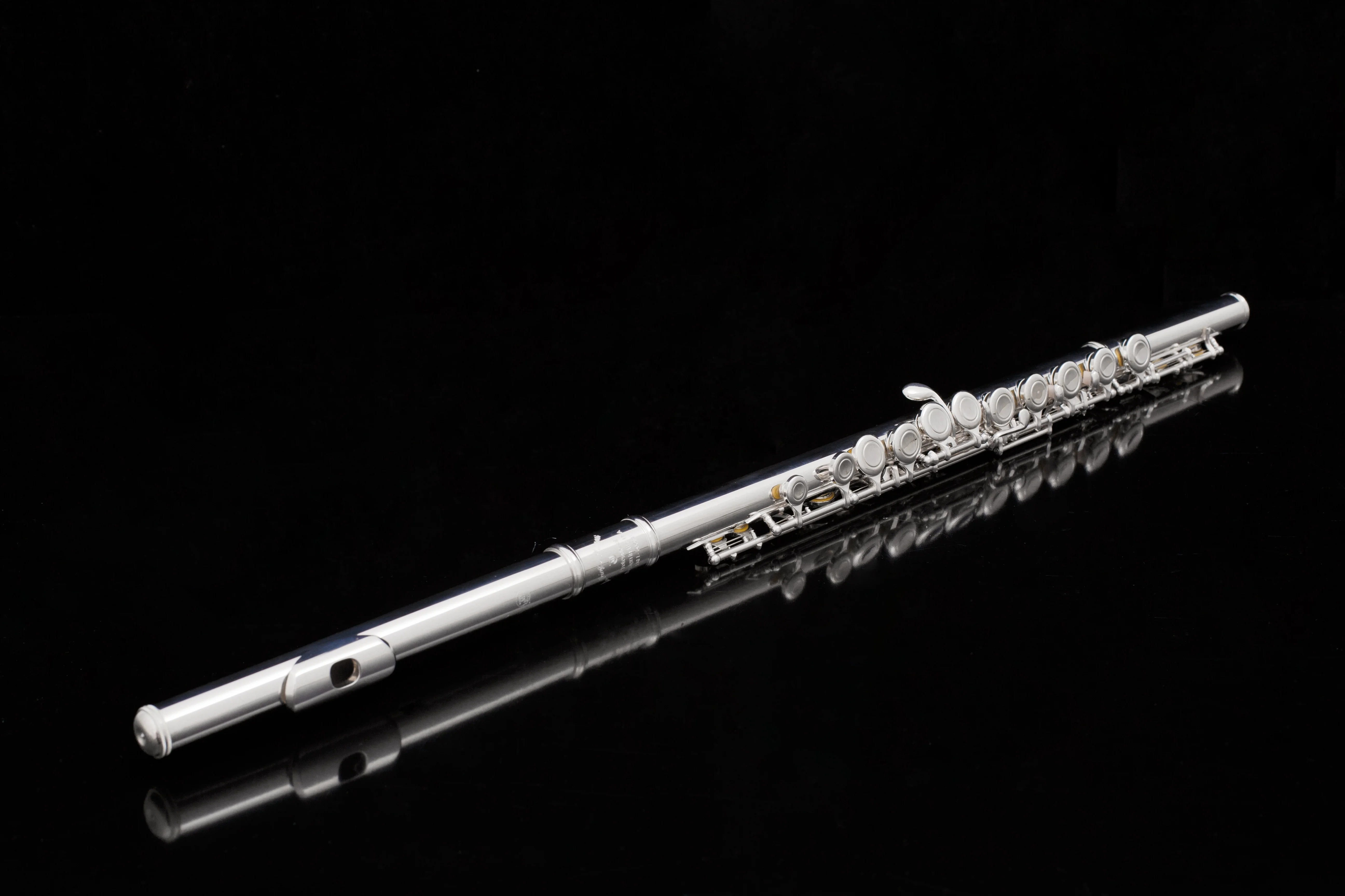 Good student flute with silver lip plate